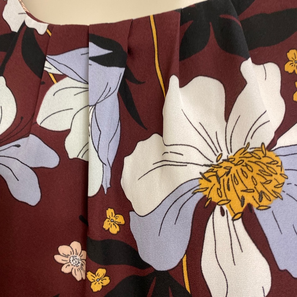 EUC LOFT Outlet sleeveless flowered shell with keyhole back, size MP - Picture 2 of 4